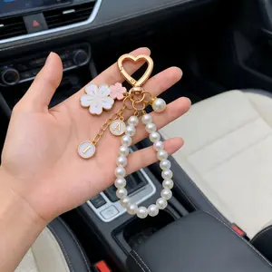 Car keyring，Elegant Flower Design Beaded Keychain, Faux Pearl Decorated Lightweight Keychain for Women & Girls, Fashion Accessories for Daily Use, Trendy All-match & Exquisite Keychain for Birthday Gift, Charm, Cute Keychain decor