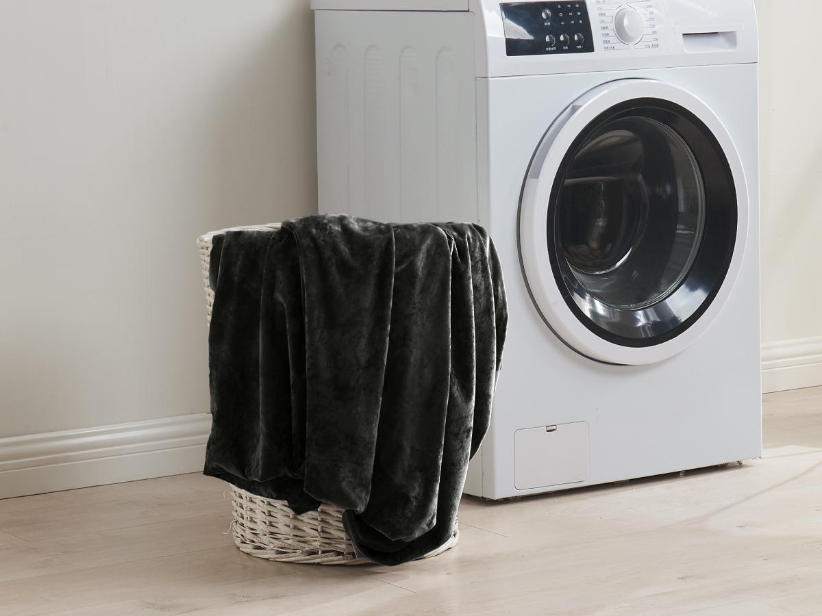 BEDELITE Velvet Fitted Sheet and Pillowcases Set Luxury Soft Fuzzy Bottom Sheet with Reinforced Elastic Corner Straps Deep Pocket up to 15 Inch 1 Fitted Sheet and Pillowcases Black Twin Full Queen King Cal King Sizes Valentine's Day gift