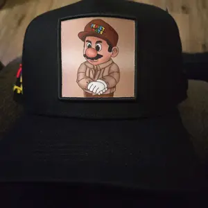 Gorra mario  bordado al lado color obscuro visera roja por debajo