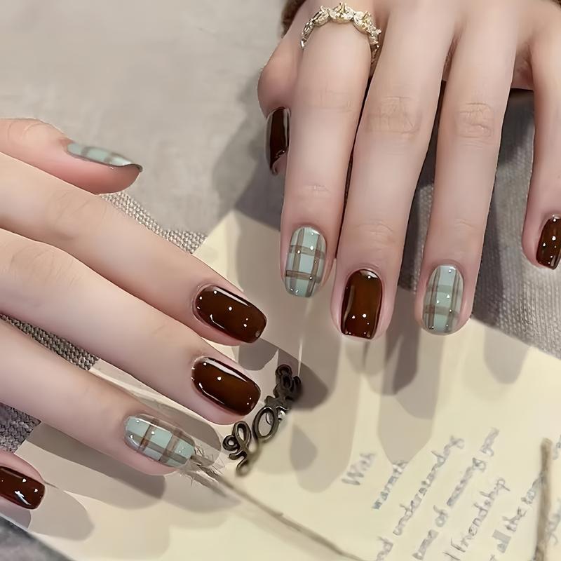 24 Pcs Short Square Press On Nails with Jelly Glue,Reusable Soft Gel Fake Nails Kit for Women and Girls with Feature Protective UV Coating DIY,Candy Two-Tone、Red-Brown Plaid、Caramel Two-Tone  Nails Press Ons，Daily versatile, full sizes