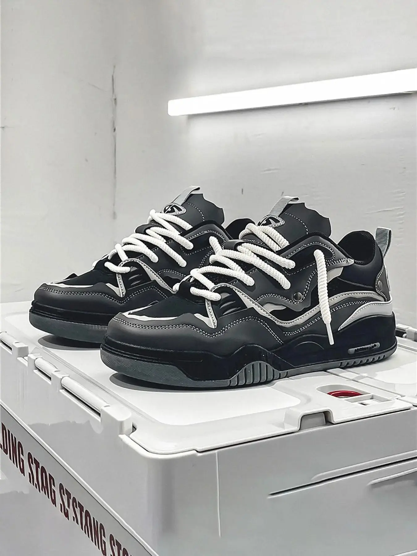2026 Men's Fashion Lace-Up Low Top Sneakers, Casual Breathable Comfort Athletic Trendy Fashionable Running Shoes, Versatile Round Toe Daily Wear Sports Shoes