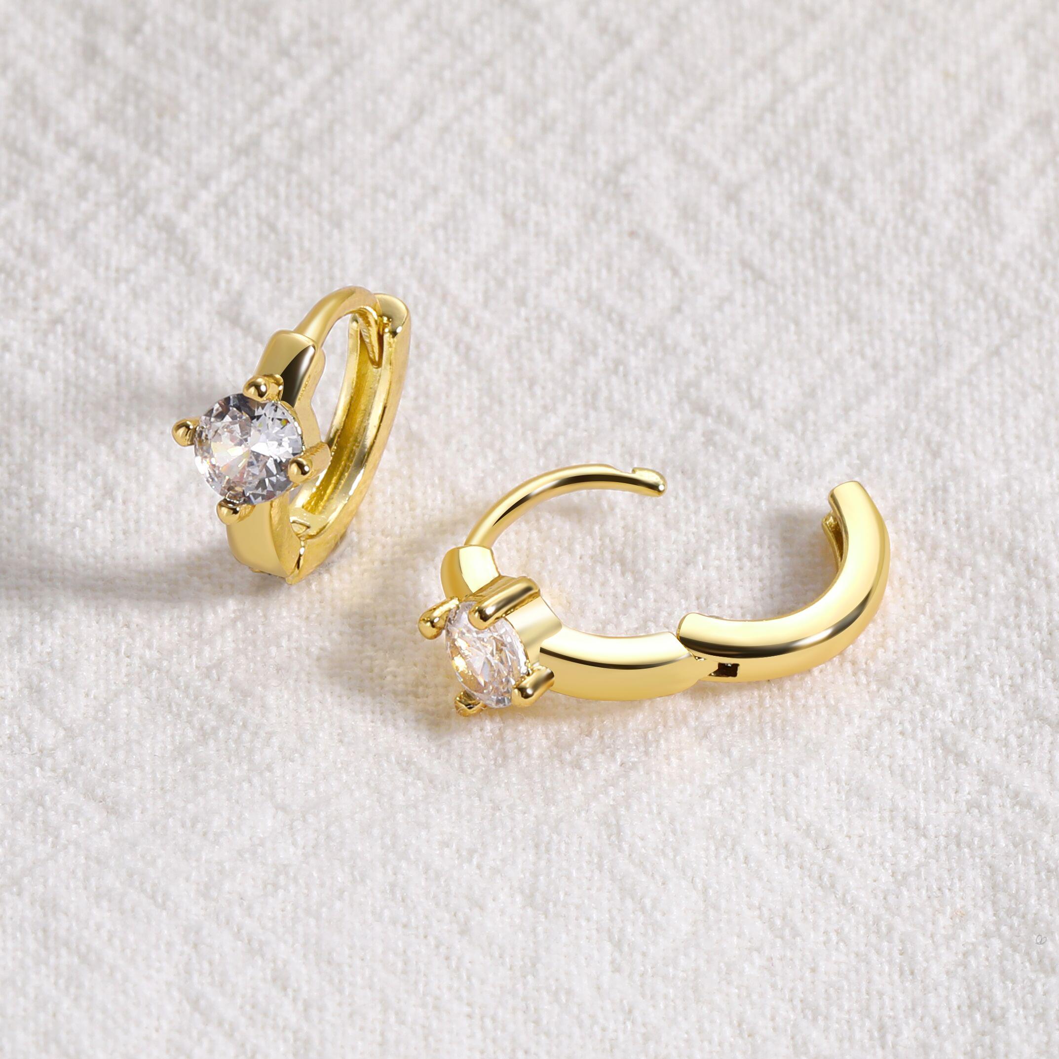 17KM 8pcs Small Gold Hoop Earrings for Women, 14K Gold Plated, Lightweight, Hypoallergenic Huggie Hoops for Multiple Piercing