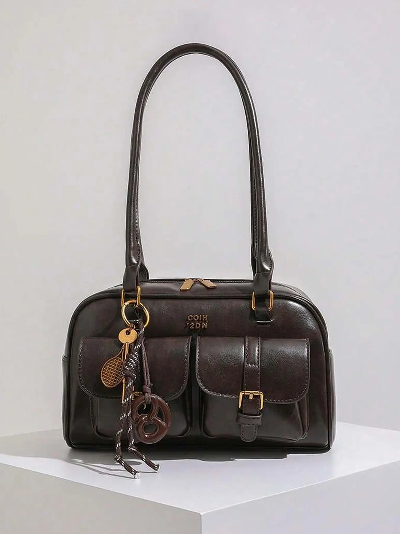Retro style double pocket handbag, fashionable underarm shoulder bag with pendant, simple and versatile single shoulder baguette bag, niche design suitable for college students, office workers daily commuting, etc., casual commuter bag