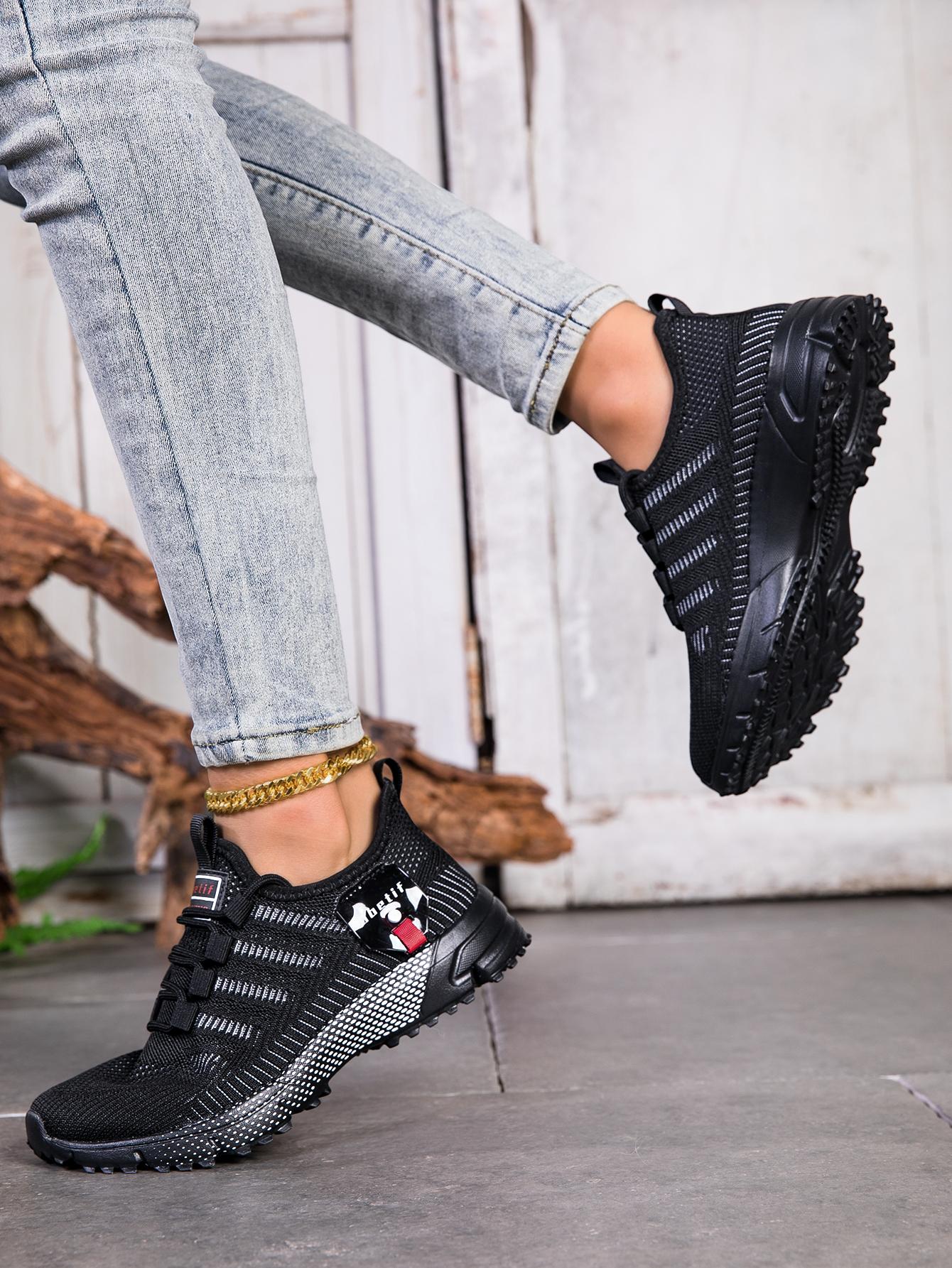 Women's fashionable and breathable knitted athletic shoes, 2026 new spring/autumn casual lightweight soft-soled walking shoes, comfortable low-top outdoor running shoes.