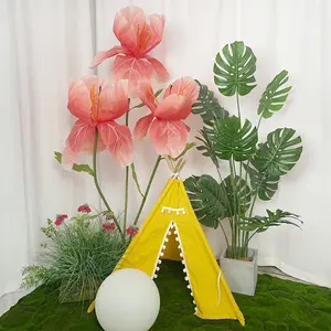 Large outdoor giant pink tulip decoration, artificial flower art installation, giant flower display for supermarket windows, weddings, birthdays and other holidays.