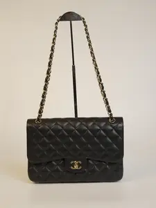 Pre-owned CHANEL Jumbo Classic Quilted Caviar Leather Shoulder Bag with Gold Hardware Versatile for Various Occasions