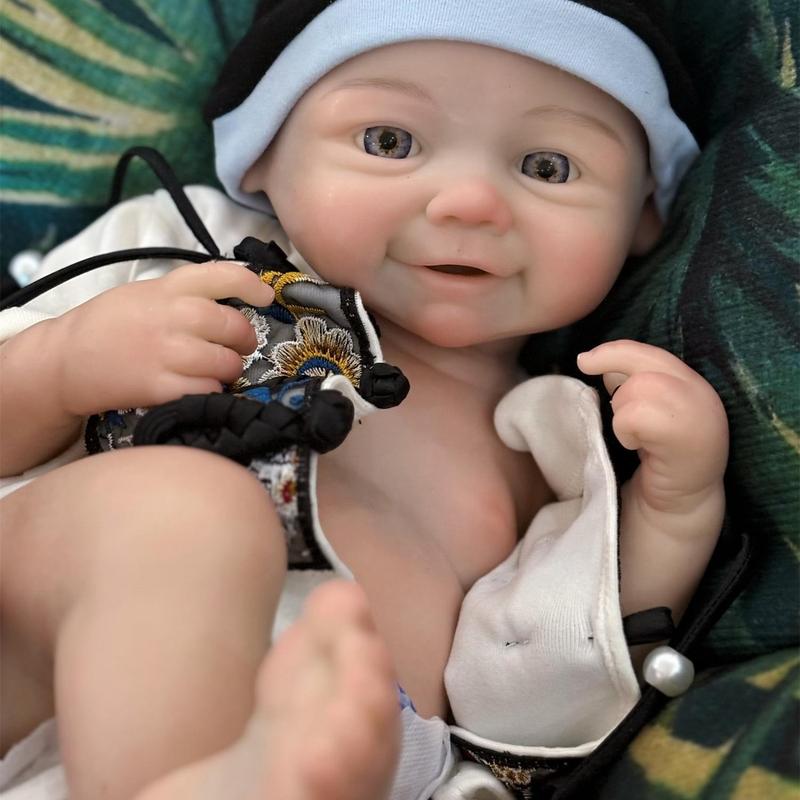 Reborn doll, 18 inches/45 cm tall, made of soft silicone for a lifelike feel; closed-eye sleeping design; newborn girl doll that appears brand new. Comes with a birth certificate and clothing—the perfect gift for a child.