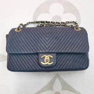 Pre-owned CHANEL Lambskin Shoulder Bags CLASSIC FLAP Black V Stitch Leather Medium Gold Buckle