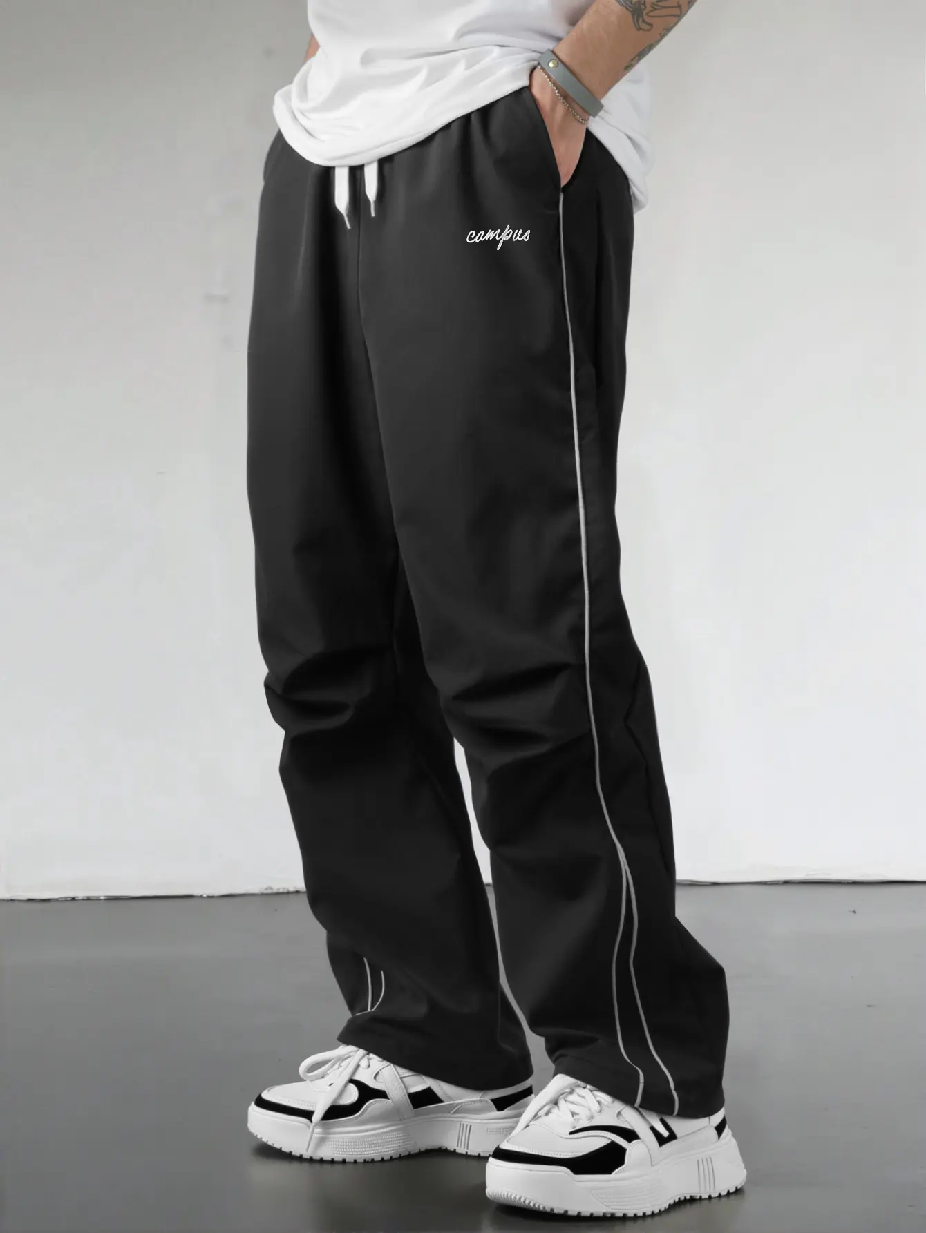 Men's casual sports pants with stylish printed patterns; the fabric is comfortable and breathable, featuring a drawstring waistband design, suitable for everyday casual wear. The loose fit is very suitable for men to wear, making it one of the essential v