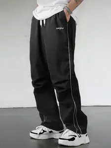 Men's casual sports pants with stylish printed patterns; the fabric is comfortable and breathable, featuring a drawstring waistband design, suitable for everyday casual wear. The loose fit is very suitable for men to wear, making it one of the essential v