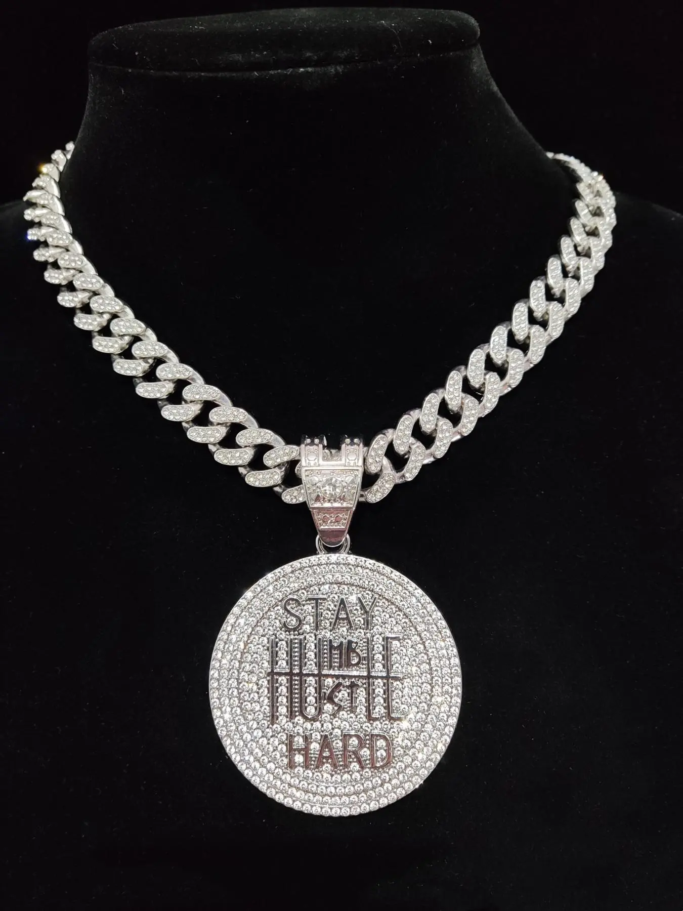 1 Piece Fashion Rhinestone Decorated Round Pendant Initial Chain Necklace for Men & Women, Letter Charm Jewelry for Party, Club, Punk Fashion Accessories for Music Festival, Party Wear, Charms Necklace