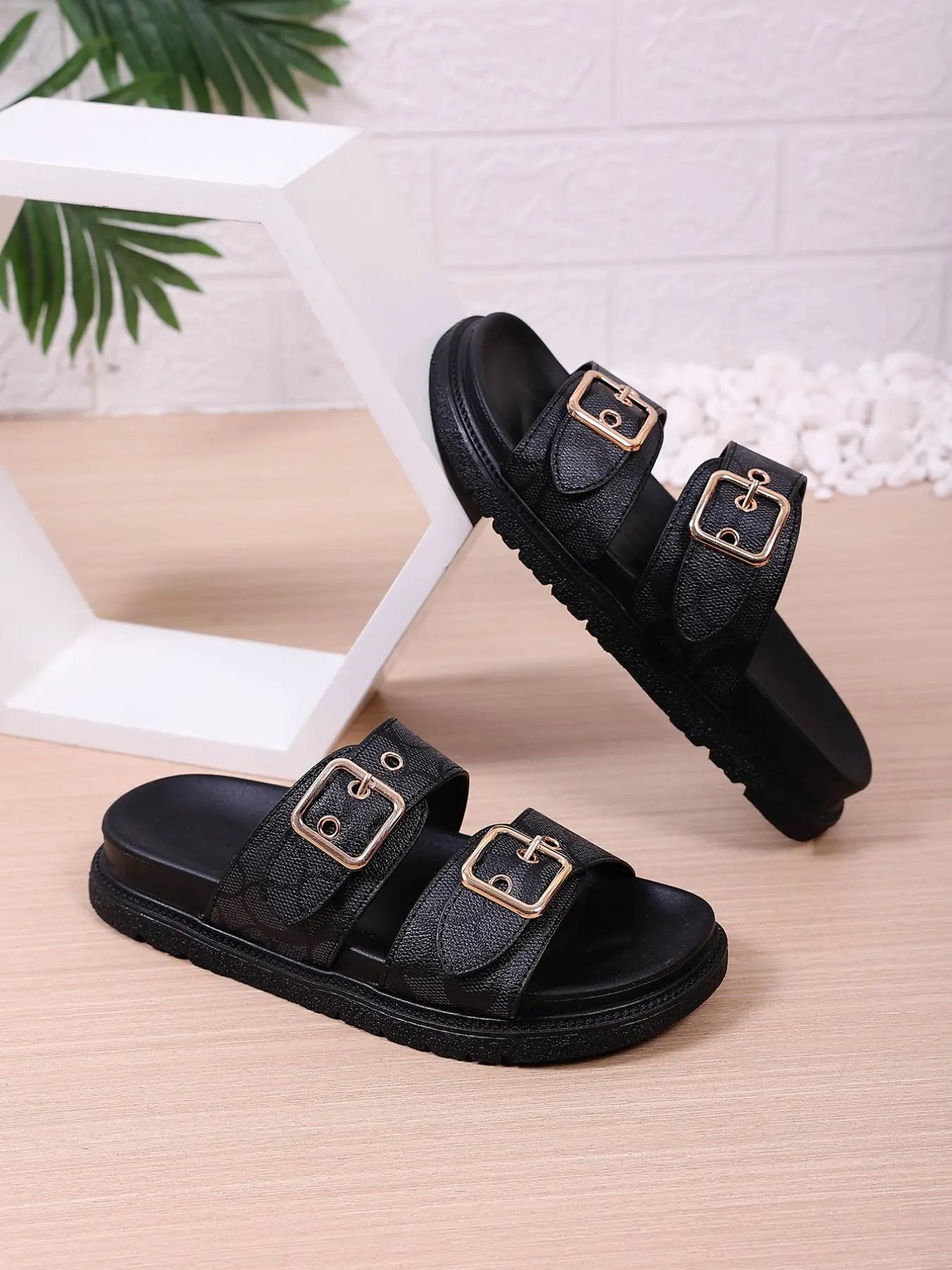 European Style Thick Sole Buckle Sandals for Women, Versatile Plain PU Leather Beach Shoes, Casual Open-Toe Flip Flops