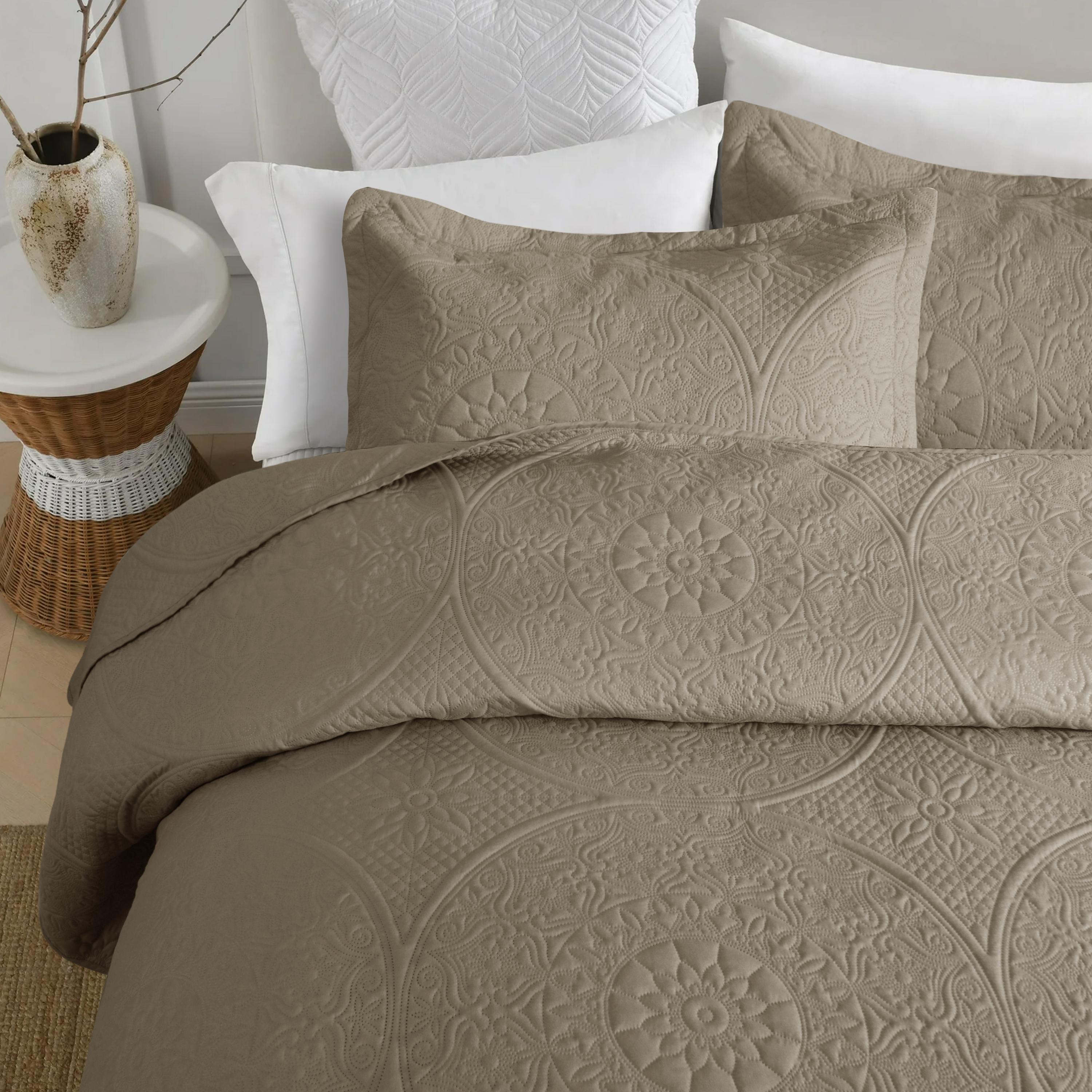 Luxurious 3-Piece Floral Quilted Bedspread Set – Premium Reversible Ultrasonic Embossed Quilt Set – Ultra-Soft Lightweight Microfiber Coverlet – Elegant All-Season Breathable Quilt Bedding Set with Matching Shams