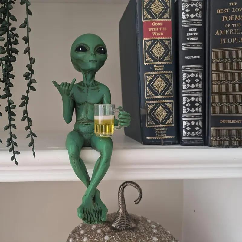 Alien Design Beer Drinking Statue, 1 Box Fun & Humorous Outer Space Room Decor, Alien Figurine with Beer Mug, Decorative Figurines Ideal Gift for Sci-Fi Fans, Ornaments