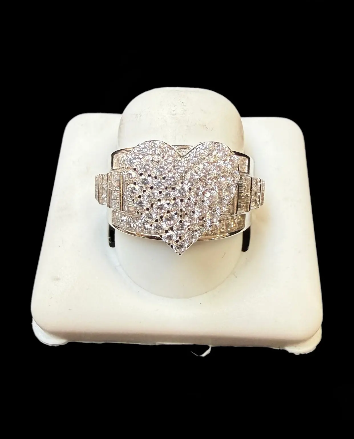 Titanium Jewelry Unisex Classic Heart Cluster Ring - 5.4g, Silver-Toned, Cubic Zirconia Synthetic Diamond Fashion Jewelry for Daily Wear