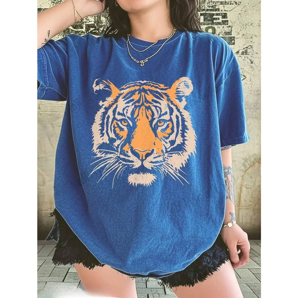 High-Quality Women'S Washed T-Shirt Featuring A Vintage Tiger Print, Perfect For Casual Summer Outings And Beach Wear. This Stylish Graphic Tee Showcases An Animal Design, Making It A Comfortable And  Choice For Daily Wear In Ladies' Street Fa