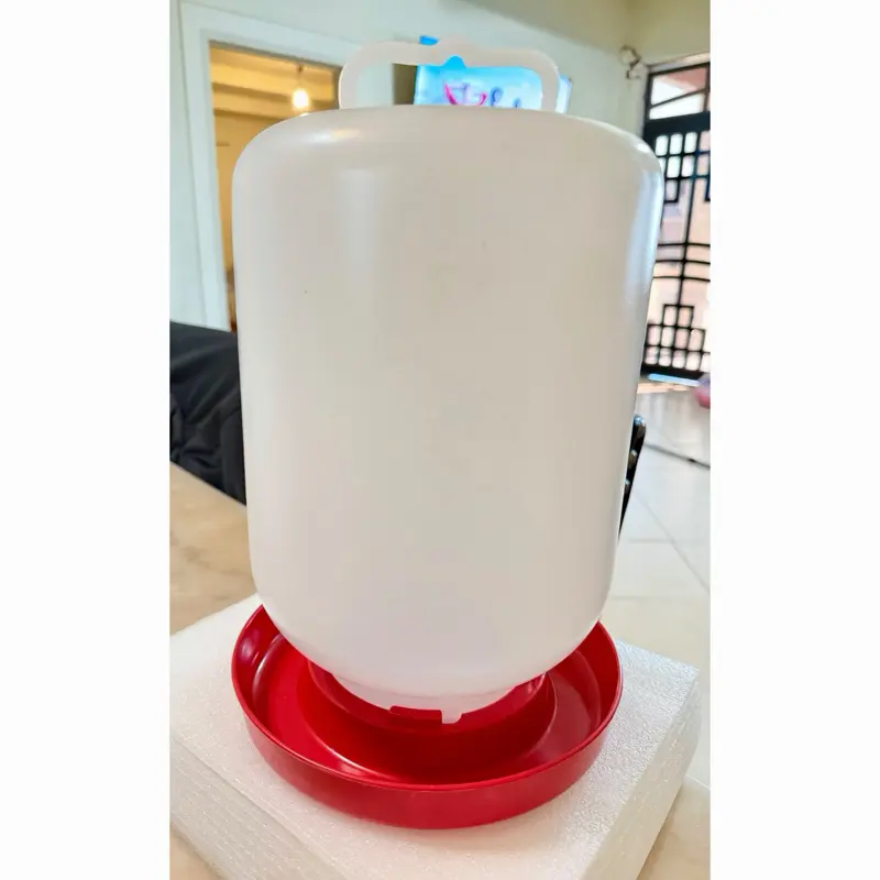 Bebedero Con Tapa Colgante (7 Litros)/ Water Dispenser With Lid (7 Liters)