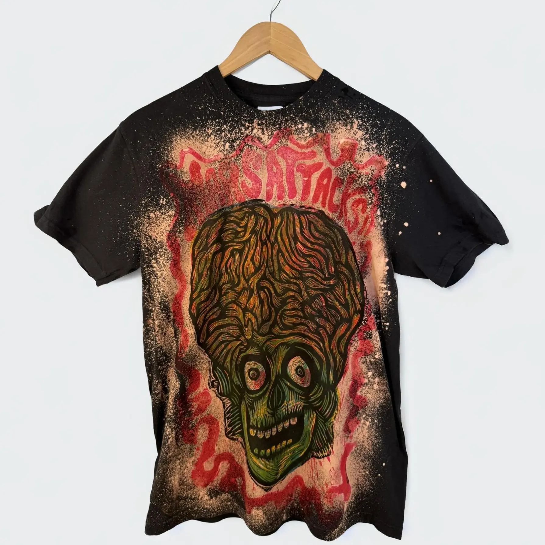 Men's Unique Beige Martian Skull Classic Hand-Printed Graphic T-Shirt - Cotton, Streetwear, Short-Sleeve, Round Neck, Loose Fit, Soft Casual Apparel, Shortsleeve