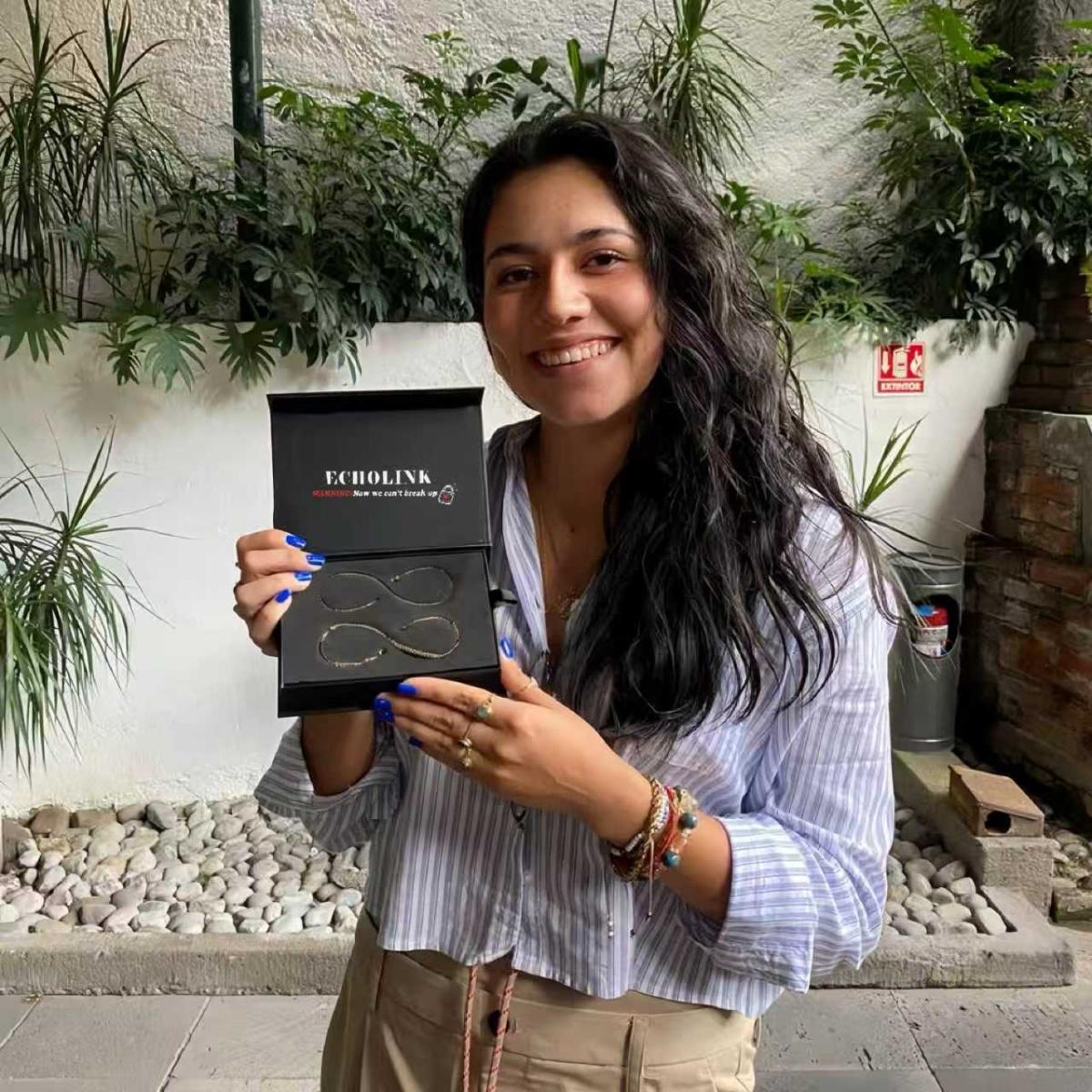 An eternal couples bracelet with a resilient and elegant clasp, symbolic of your lasting connection.The definitive romantic gift for anniversaries, birthdays, and dates.