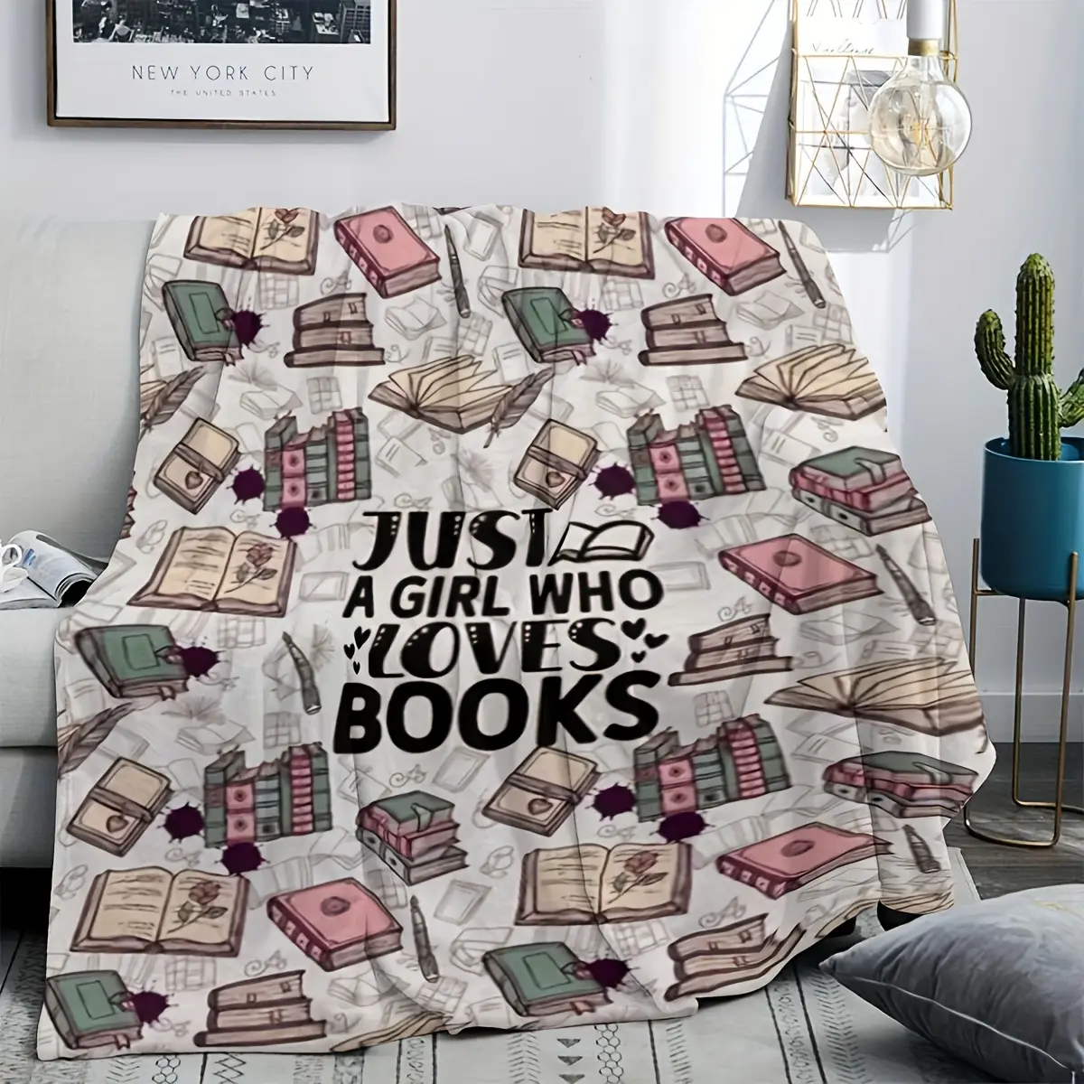 Flannel Throw Blanket, Soft Throw Blanket, 280GSM Tear-Resistant Polyester, Cozy All-Season Use, Machine Washable, Whimsical "Who Loves Books" Print, Ideal for Reading Nook, Book Lover Gift, Flannel Throw Blankets