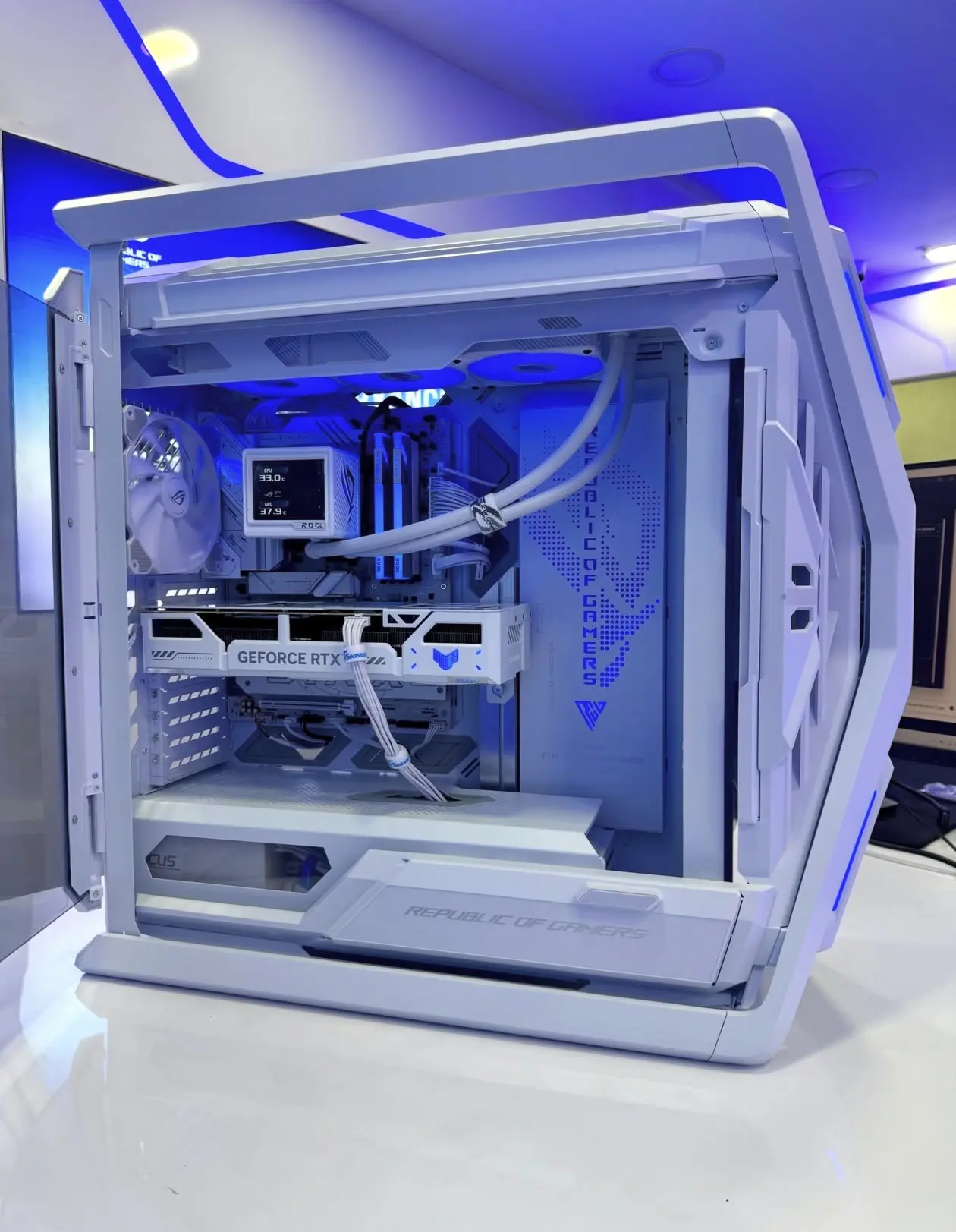 5090 + RYZEN 9 9800X4D gaming PC
