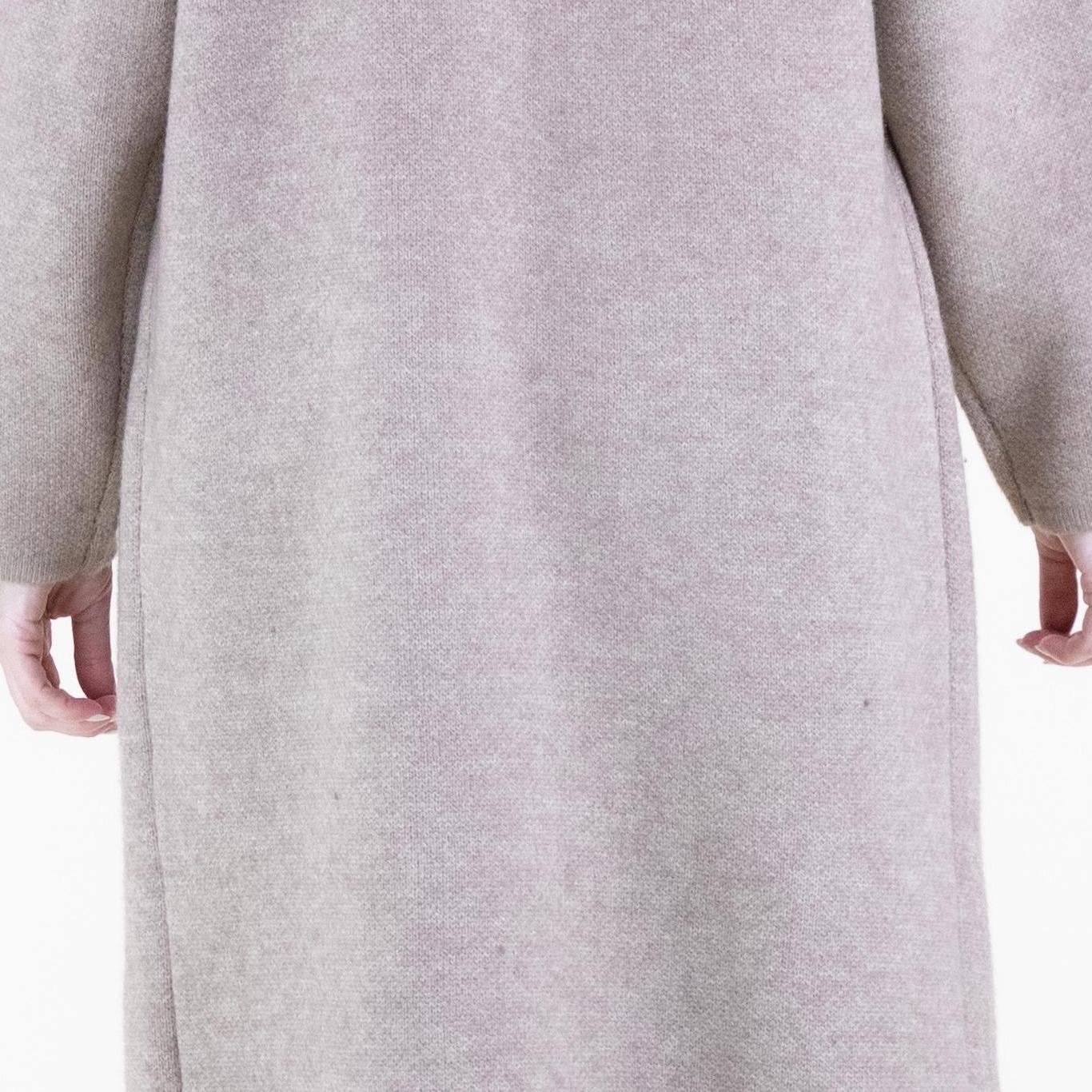 Classic Long Coatigan with Front Pockets - Soft Knit Blend for Warmth & High-Quality Look - Open Front Design - Two Large Pockets - Knee-Length Silhouette - Full-Length Sleeves - Ideal for Casual Outings & Layering - Available in Khaki, Black, White Classic Long Coatigan with Front Pockets - Soft Knit Blend for Warmth & High-Quality Look - Open Front Design - Two Large Pockets - Knee-Length Silhouette - Full-Length Sleeves - Ideal for Casual Outings & Layering - Available in Khaki, Black, White