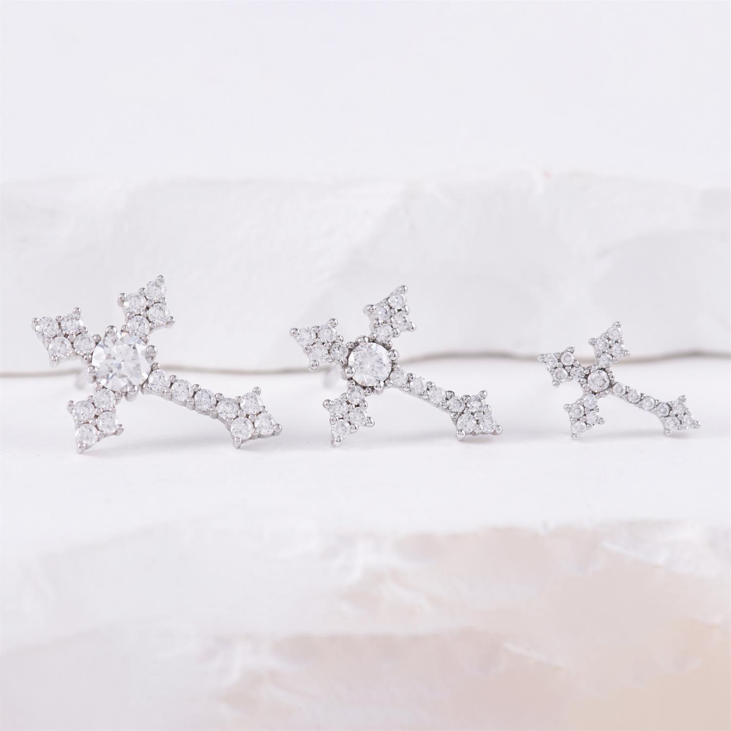 Delzzad 18K Gold-Plated Cross Prong Earrings D Color VVS Synthetic Moissanite S925 Stud Unisex Earrings Perfect Studearrings Birthday Anniversary Mother's Day Christmas Gifts for Men Women