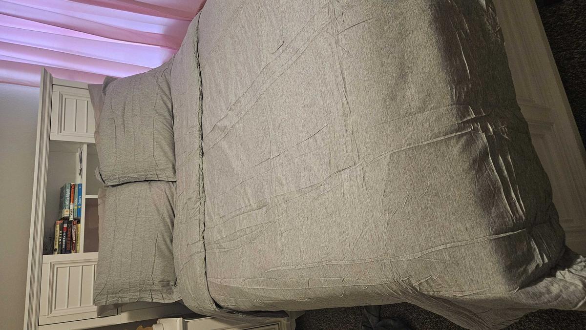 Item: Silvery Grey, Queen