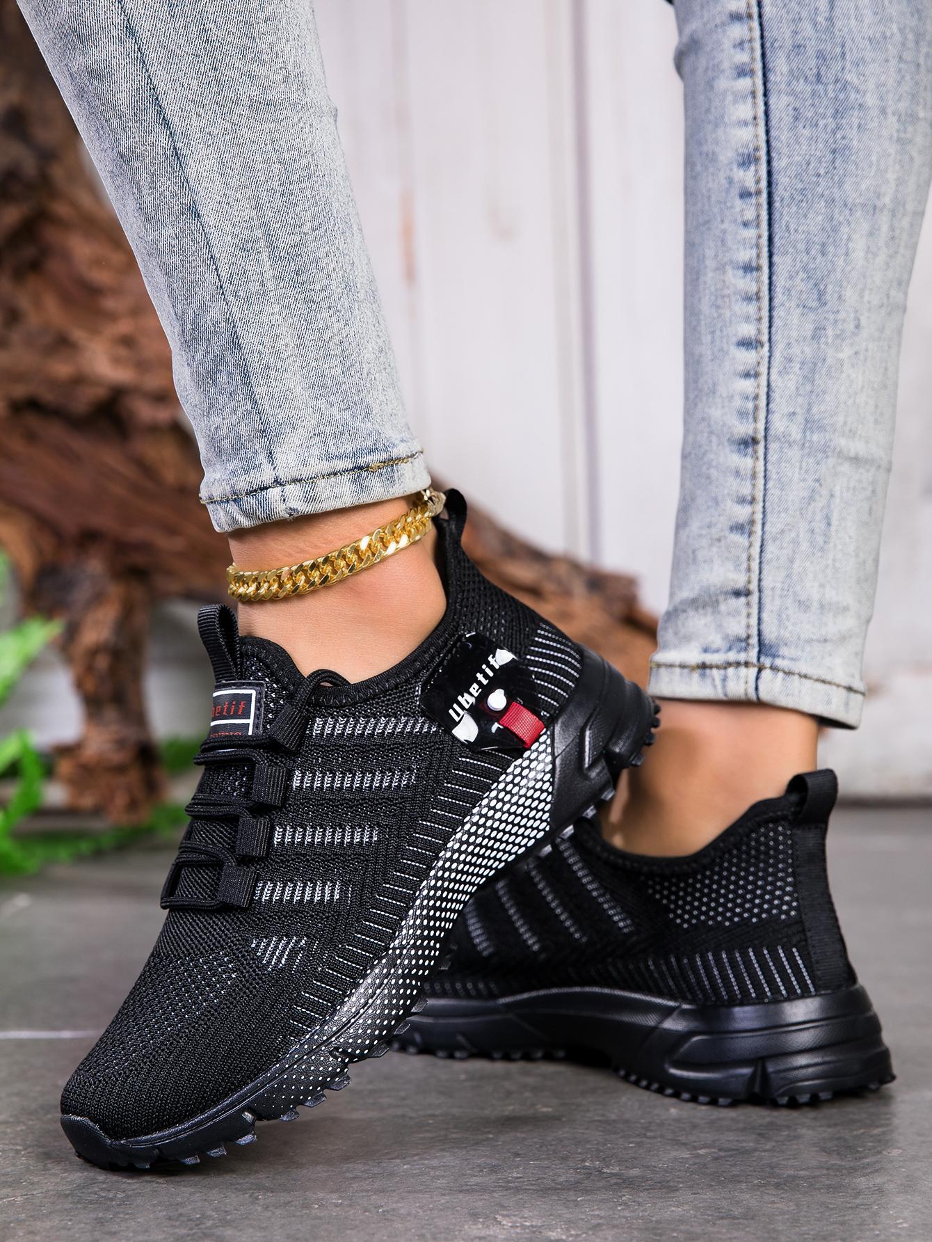 Women's fashionable and breathable knitted athletic shoes, 2026 new spring/autumn casual lightweight soft-soled walking shoes, comfortable low-top outdoor running shoes.