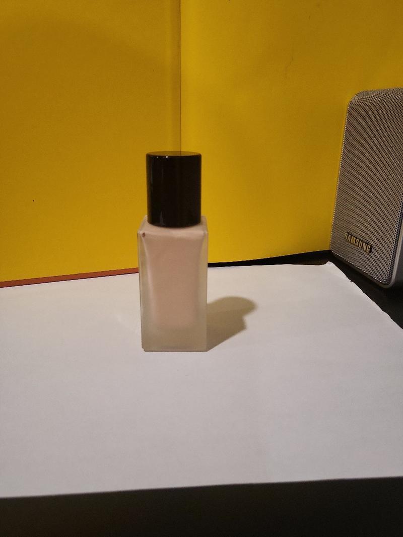 Introducing the IL MAKIAGE Woke Up Like This Flawless Base Foundation - the perfect foundation for a flawless, natural-looking complexion. With 30 ML of product and shade 10, this foundation is ideal for those with light to medium skin tones. Lightweight