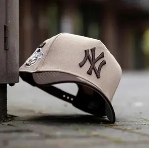 Tan Beige New York Yankees 9FORTY Snapback Hat, Dark Brown Embroidered NY Logo, World Series Champions Side Patch Cap, Brown Undervisor, Limited Edition 2026 Urban Streetwear Gorra premium, moda urbana para h