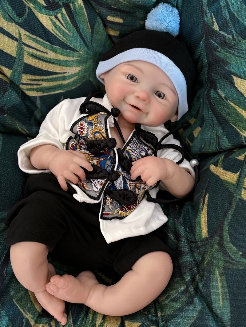 Reborn doll, 18 inches/45 cm tall, made of soft silicone for a lifelike feel; closed-eye sleeping design; newborn girl doll that appears brand new. Comes with a birth certificate and clothing—the perfect gift for a child.