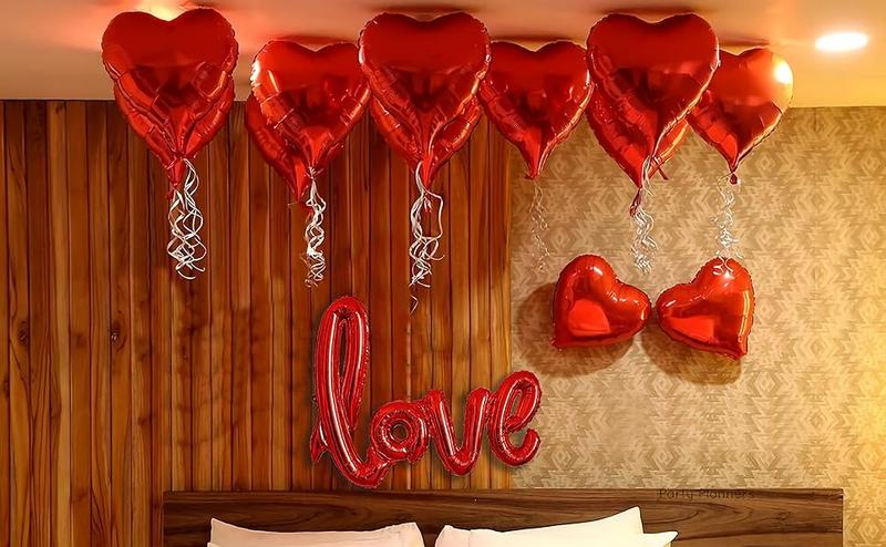 Valentine's Day Decorations Set – 1000 Rose Petals & 31 Red Heart Balloons Kit – Includes LOVE Foil Balloon & Premium Felt Heart Garland – Romantic Room Decor for Anniversary, Proposal, Wedding Night