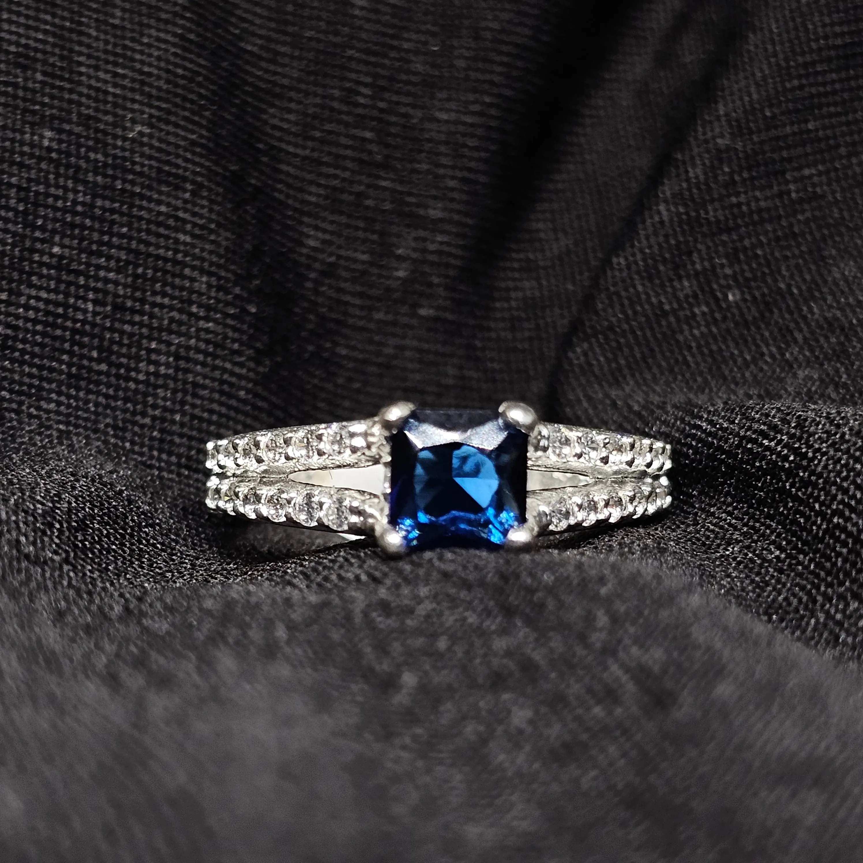 Elegant Blue Sapphire Ring with Double Diamond Accent Band