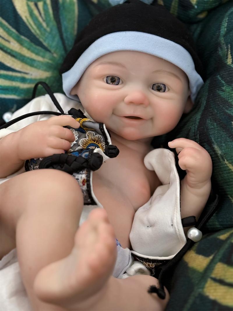 Reborn doll, 18 inches/45 cm tall, made of soft silicone for a lifelike feel; closed-eye sleeping design; newborn girl doll that appears brand new. Comes with a birth certificate and clothing—the perfect gift for a child.