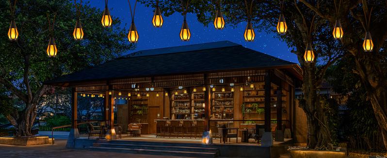 Solar-powered outdoor string lights for Christmas decorations (flame effect), 15 bulbs (32 feet) patio lights, waterproof warm white light, ideal holiday gift for decorating Christmas trees, Christmas parties, gardens, patios, and fun decorative lights.