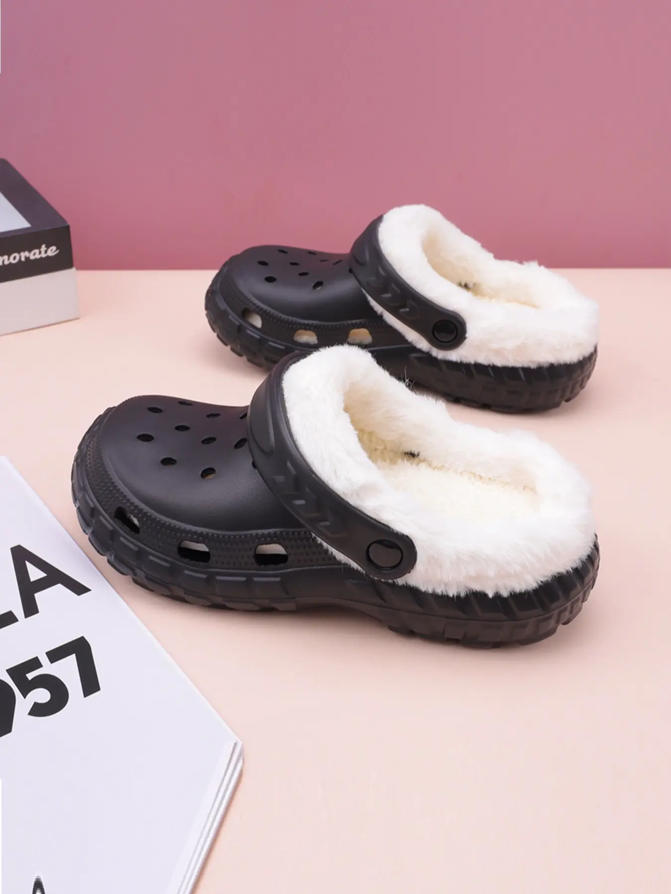 Winter Fleece Lined Hole Holes Shoes, Tire Sole Design Slippers, Casual Home Slippers, House Slippers, Warm Indoor Footwear for Winter Season, Cozy & Comfortable, Fuzzy Warm Slippers