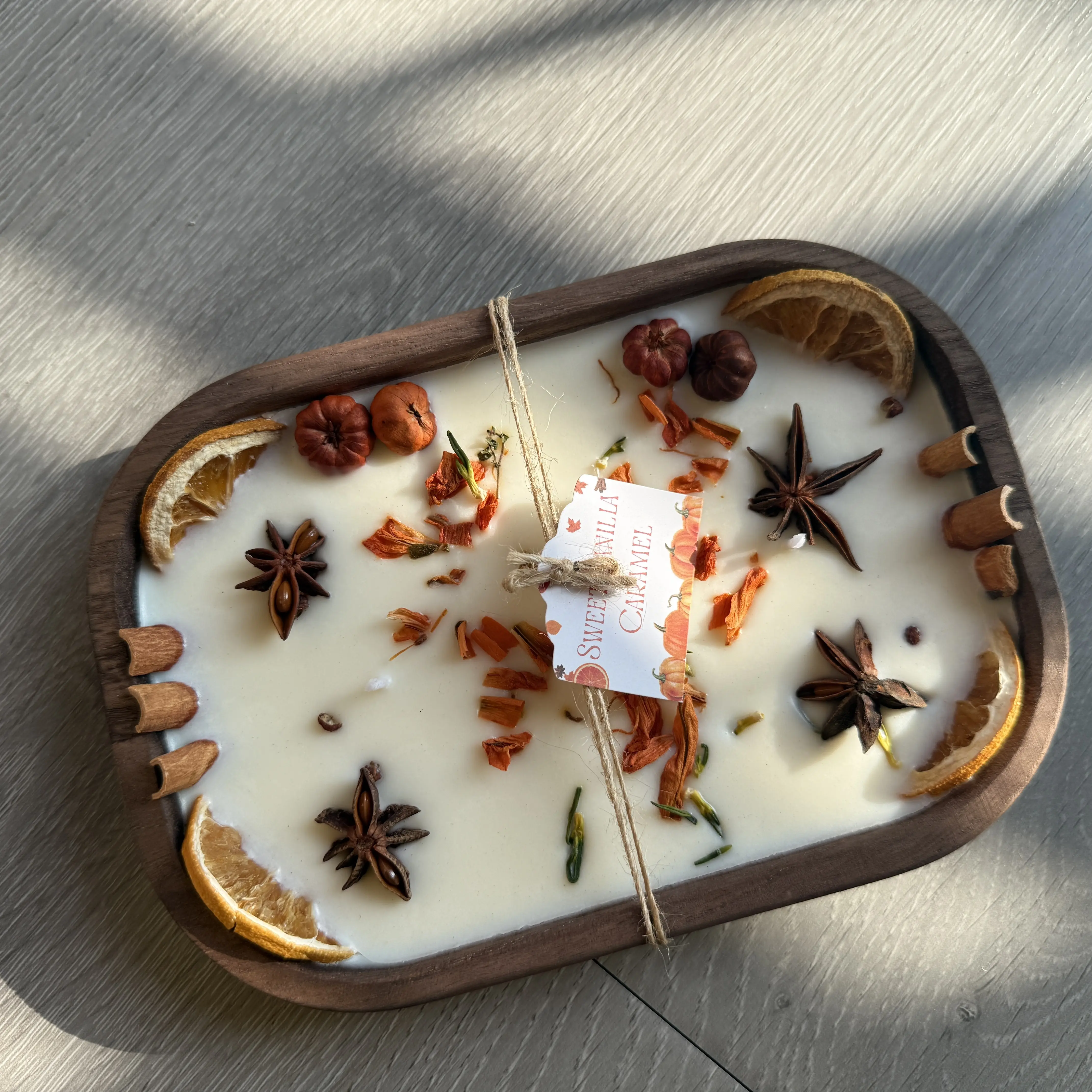 Handmade wooden bowl-shaped soy wax candle, purely handcrafted. lavender-based with spicy notes. A cozy decorative bowl to give as a gift to friends and family.