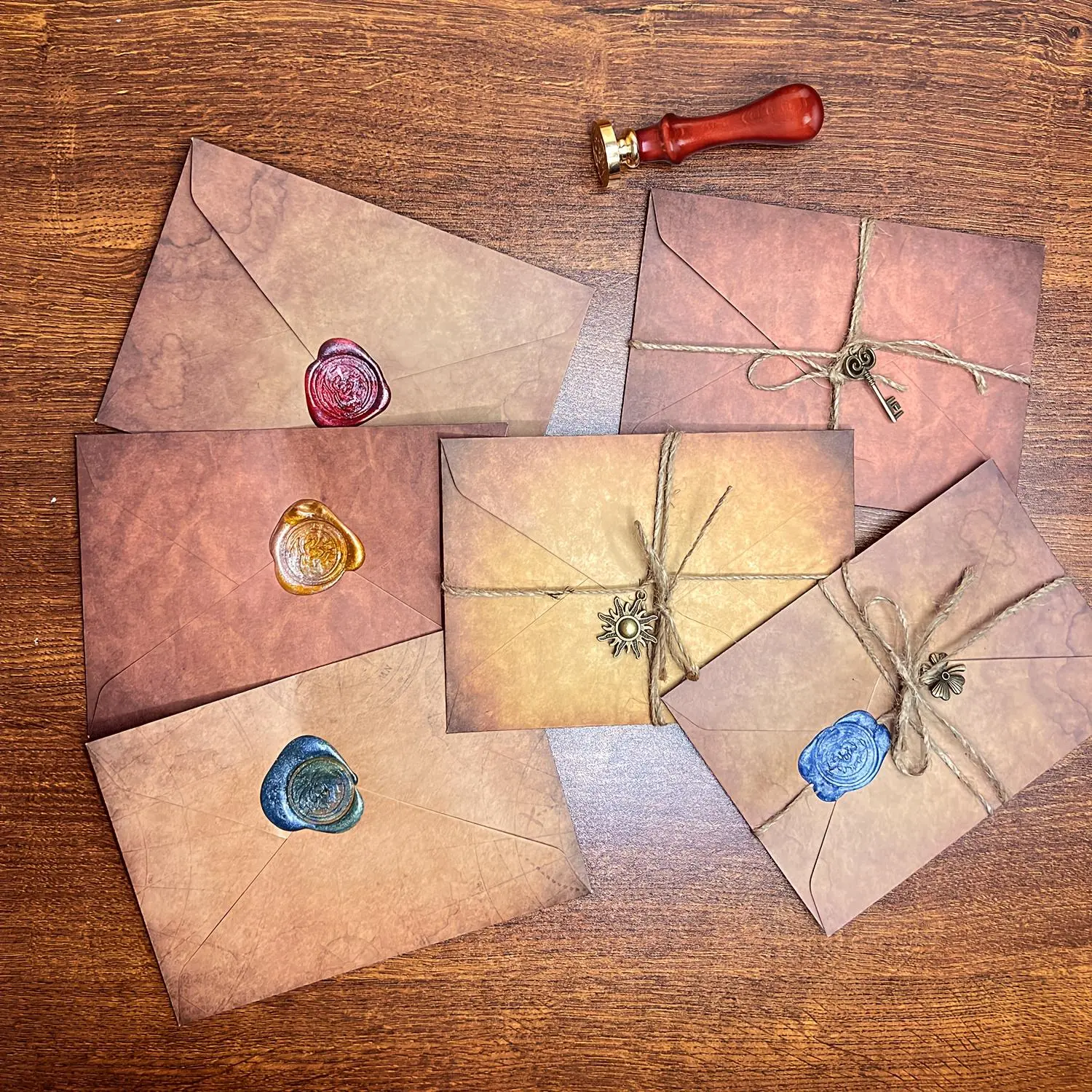 Vintage Letter Paper & Envelope Set, 1 Set Including 24 Sheets Letter Paper & 12 Mailing Envelopes & 60 Wax Seals & 1 Stamp & Accessories, Office Stationery & Supplies for Festival Party Birthday, Card Envelopes, Unique Envelopes