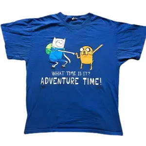 Cartoon Network What Time Is It? Adventure Time! T-Shirt - Vintage Graphic Tee – Unisex S-3XL – Menswear & Womenswear – Streetwear Tops – Casual Cotton Crewneck Shortsleeve T-shirt