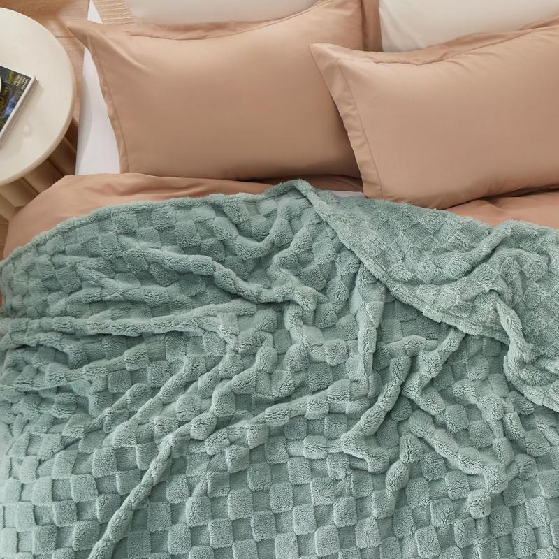 Bedsure Ultra Soft Cozy Microfiber Fleece Blanket for Couch Bed - Super Soft Plush Lambskin Blanket with Classic Plaid Pattern for Home Office Sofa Bed Room Accessories Travel Essentials