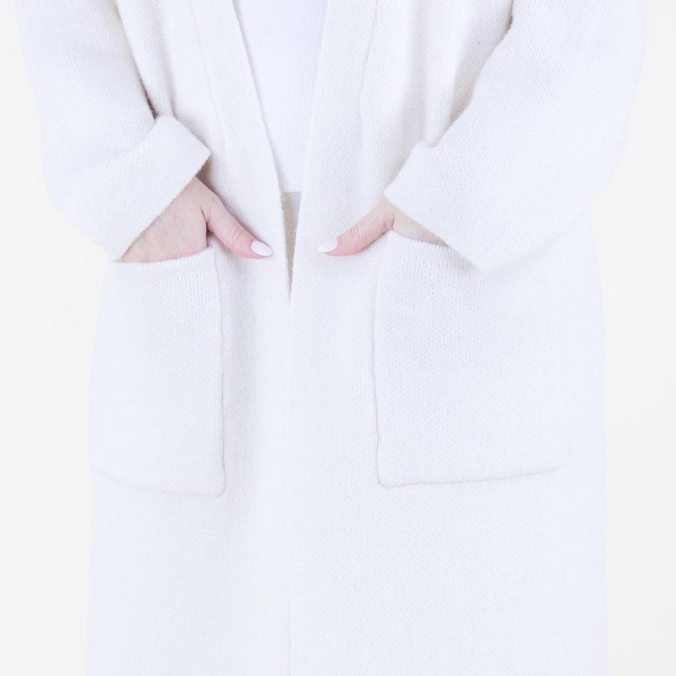 Classic Long Coatigan with Front Pockets - Soft Knit Blend for Warmth & High-Quality Look - Open Front Design - Two Large Pockets - Knee-Length Silhouette - Full-Length Sleeves - Ideal for Casual Outings & Layering - Available in Khaki, Black, White Classic Long Coatigan with Front Pockets - Soft Knit Blend for Warmth & High-Quality Look - Open Front Design - Two Large Pockets - Knee-Length Silhouette - Full-Length Sleeves - Ideal for Casual Outings & Layering - Available in Khaki, Black, White