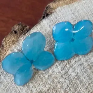 Real Hydrangeas petals earrings preserved in resin.
