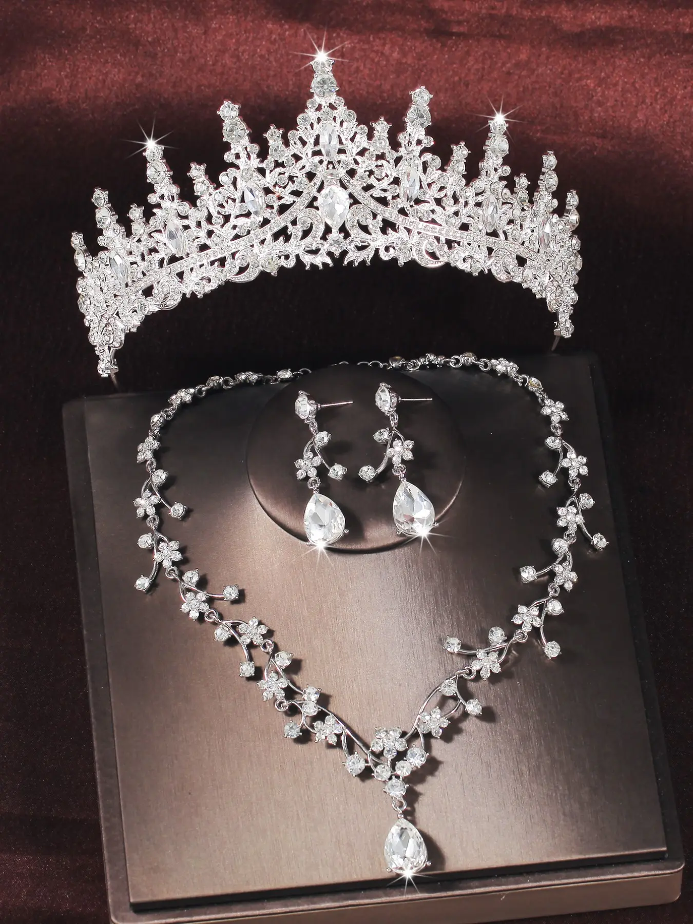A set of bridal accessories, wedding fashion jewelry, classic and atmospheric rhinestone crown tiara with sparkling necklace and earrings, 4-piece wedding accessory set, wedding dress and formal jewelry, also suitable for wedding parties and gatherings