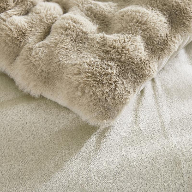 Luxury Thickened Faux Fur 4-Piece Comforter Set - Plush Bedding with Shams & Cushion, Multi-Color Options, Queen & King/Cal-King Sizes, Green