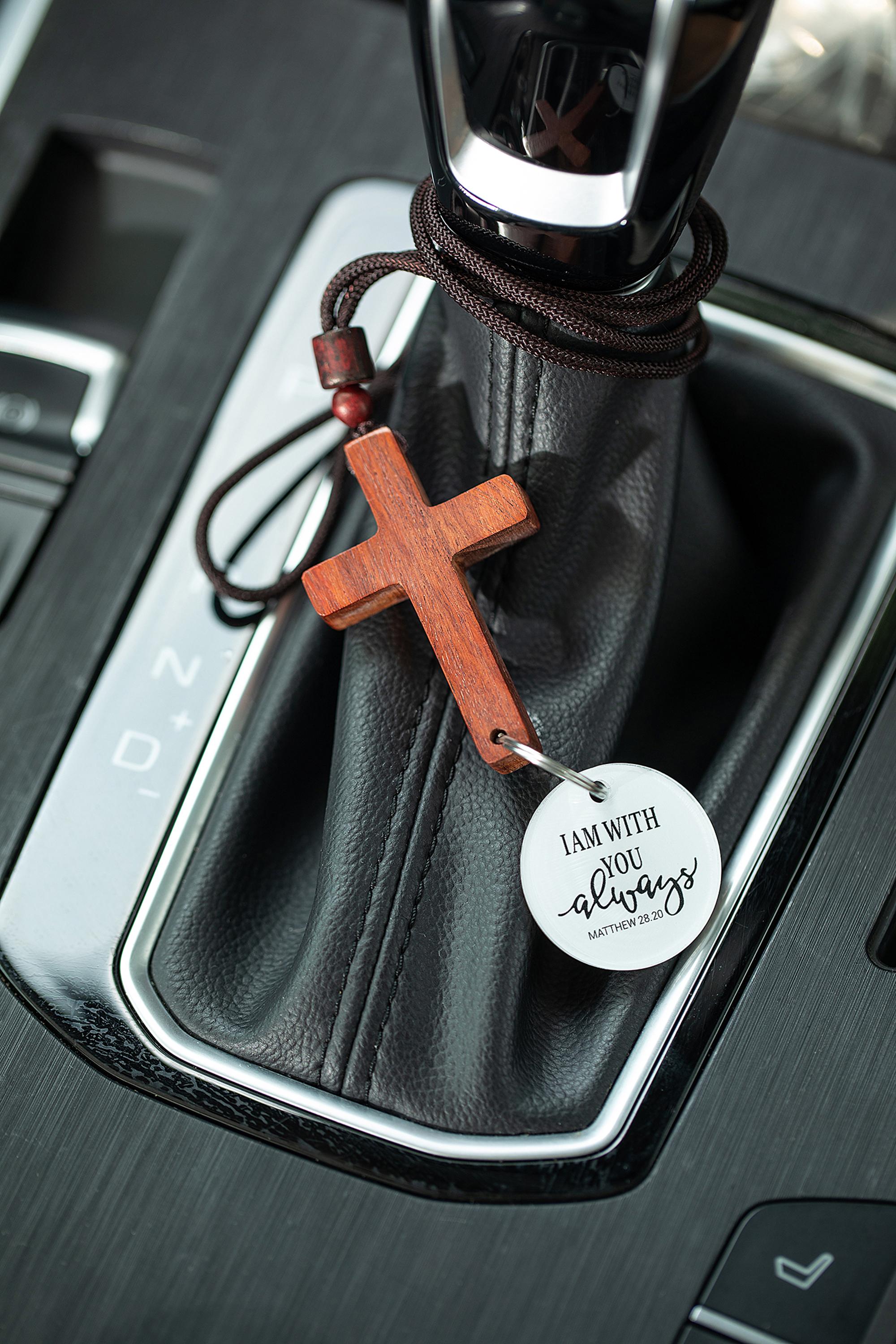 Bible Verse Car Rearview Hanging Cross Ornament "I Am With You Always" Solid Sandalwood Carving Hand-Sanded Christian Accessory for Car Mirror Decor Spiritual Touch Ideal Gift for Holidays - Automotive