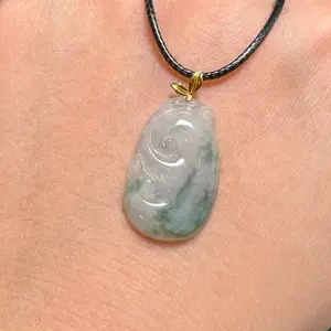 Jadeite Ruyi pendant, 18k clasp