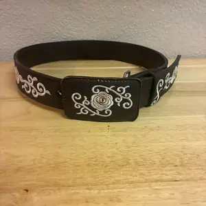 White rose with brown background 100% women belt