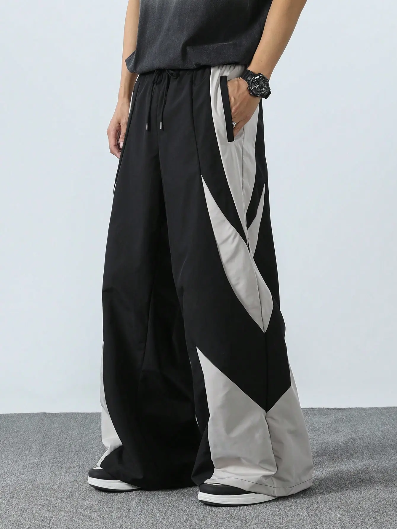 Men’s casual loose wide-leg pants with a color-block design, featuring an adjustable waistband and comfortable, skin-friendly fabric. Suitable for everyday outings, trendy styling, sports and leisure, street dance, skateboarding, and more—ideal for spring