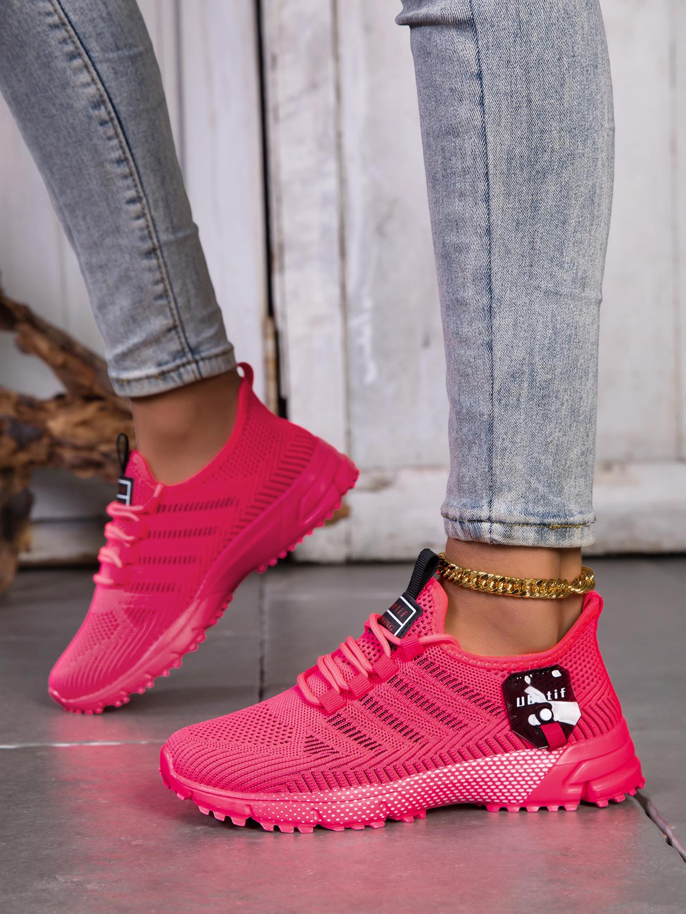 Women's fashionable and breathable knitted athletic shoes, 2026 new spring/autumn casual lightweight soft-soled walking shoes, comfortable low-top outdoor running shoes.